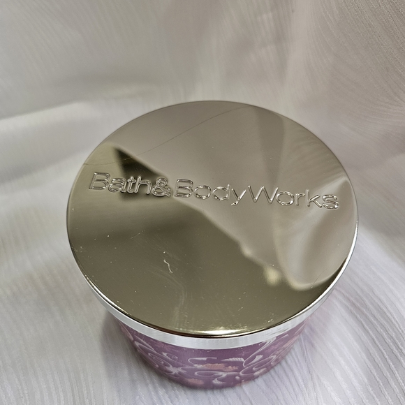 Bath & Body Works Strawberry Snowflakes 3 Wick Candle RARE - Picture 3 of 6